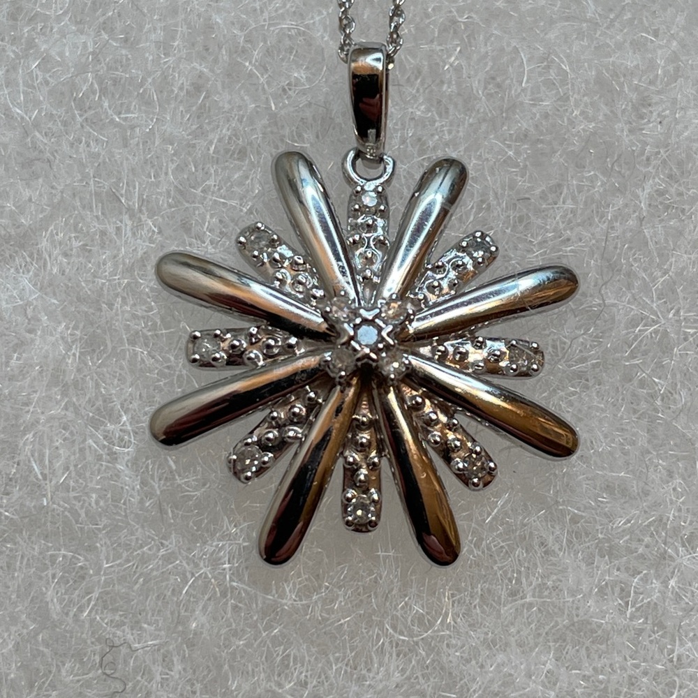 Elegant Vintage 10K White Gold Starburst Necklace - Picture 5 of 5